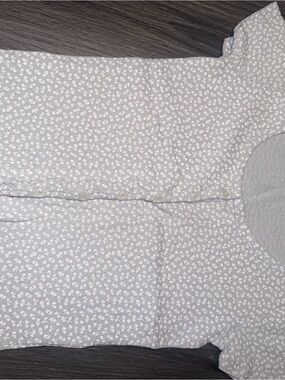 Brandy Melville Light Gray Floral Short Sleeve Tee
